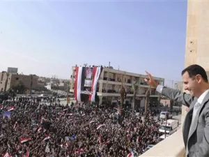 الرئيس السوري بشار الاسد يحيي مؤيديه في محافظة الرقة يوم الاحد. 
