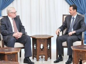 صورة وزعتها سانا للاسد (يمين) مستقبلا ريابكوف في دمشق في 18 ايلول/سبتمبر2013
