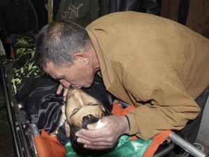 جميل السعدي يقبل جثة ابنه نافع في جنين
