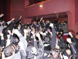 الرئيس السوري بشار الاسد (في المنتصف) يلوح لانصاره بعد كلمة القاها في دار الاوبرا بدمشق
