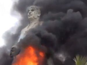 ارشيف/ لقطة من تسجيل فيديو لاحراق تمثاال للرئيس السوري الراحل حافظ الاسد في الرقة