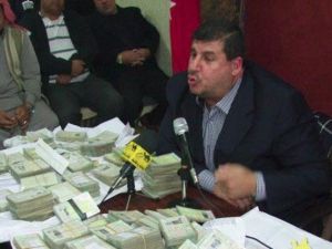 النائب السابق يحيى السعود خلال المؤتمر الصحفي الذي عرض فيه البطاقات الانتخابية وهدد بحرقها