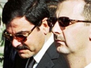 الاسد والى يساره اصف شوكت