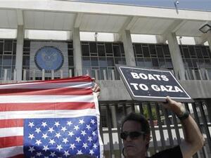 محتج من سفينة "بسالة الامل" امام السفارة الامريكية في اثينا
