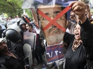 محتجة على حكم الرئيس المصري محمد مرسي خلال احتجاج في القاهرة
