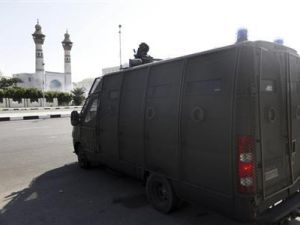 سيارة شرطة امام جامعة الازهر في القاهرة
