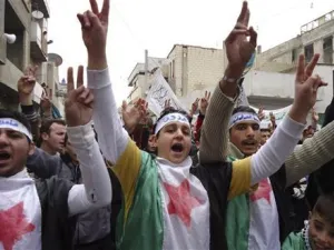 متظاهرون ضد الرئيس السوري بشار الاسد في الشوارع بعد صلاة الجمعة في بابا عمرو
