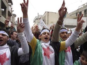 متظاهرون ضد الرئيس السوري بشار الاسد في الشوارع بعد صلاة الجمعة في بابا عمرو
