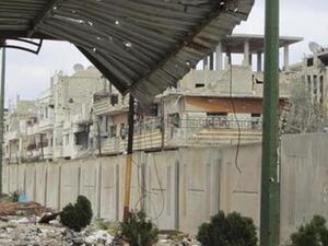 سور قالت المعارضة ان قوات النظام السوري شيدته للفصل بين منطقتي بابا عمرو والانشاءات في حمص
