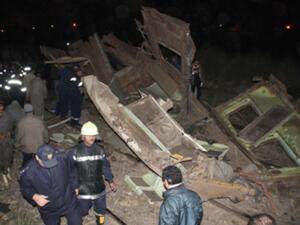 A Rescue team tries to find survivors under the debris of the derailed carriage (Photo: Mohamed Nada / Ahram Online)