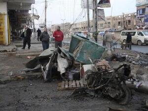 عراقيون يتفقدون يوم الثلاثاء موقع أحد الهجمات في بغداد
