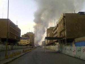 دخان يتصاعد من موقع انفجرت فيه قنابل في سوق مزدحمة في حي الشورجة التجاري في وسط بغداد يوم الاحد.
