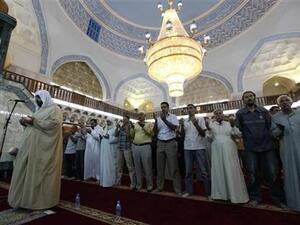 مسلمون أثناء صلاة القيام في مسجد ببغداد
