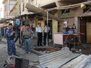 افراد من قوات الأمن العراقية في موقع هجوم بقنبلة في المسيب جنوبي بغداد
