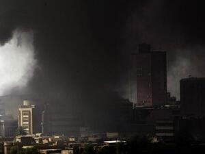 الدخان الاسود ينتشر في موقع احد الانفجارات التي وقعت الاحد في بغداد