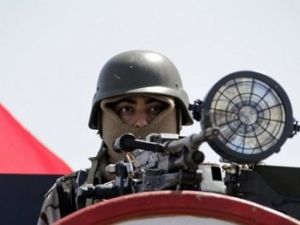 احد عناصر الامن البحريني يحرس دوار اللؤلؤة في المنامة