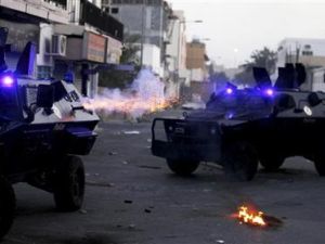 عربات مدرعة تطلق الغاز المسيل للدموع في غرب المنامة
