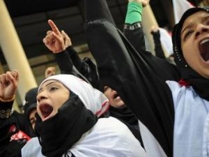 متظاهرون امام السفارة السعودية في البحرين