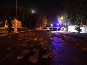 افراد من شرطة مكافحة الشغب في موقع انفجار قنبلة عن بعد ادى الى اصابة سبعة شرطيين في قرية بني جمرة غربي العاصمة المنامة يوم الاربعاء. 
