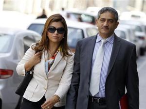 الصحفية البحرينية ريم خليفة وزوجها منصور الجمري رئيس تحرير صحيفة الوسط البحرينية السابق لدى وصولهما الى محكمة في المنامة
