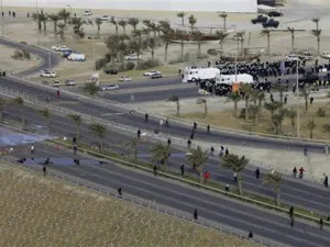 
قوات مجلس التعاون الخليجي تستعد للدخول الى دوار اللؤلؤة لاجلاء محتجين مناهضين للحكومة يعوقون الطريق في المنامة يوم 16 مارس اذار 
