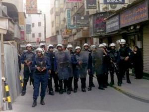 شرطة مكافحة الشغب البحرينية في المنامة  
