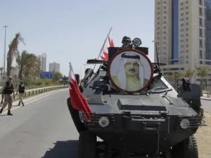 الية عسكرية تحمل صورة الملك حمد بن عيسى ال خليفة في محيط دوار اللؤلؤة
