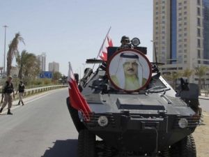 الية عسكرية تحمل صورة الملك حمد بن عيسى ال خليفة في محيط دوار اللؤلؤة
