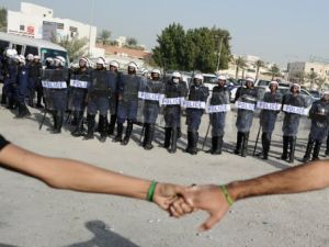 شرطة مكافحة الشغب البحرينية تراقب تشييع متظاهر شيعي قتل في قمع الشرطة للتظاهرات في البلاد
