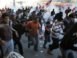 متظاهرون بحرينيون يتفرقون تجنبا للغاز المسيل للدموع الذي اطلقته الشرطة في قرية السنابس 
