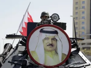 صورة ملك البحرين حمد بن عيسى آل خليفة فوق دبابة للجيش في ساحة اللؤلؤة التي شكلت مركز الاحتجاجات ضد النظام في اذار/مارس 2011
