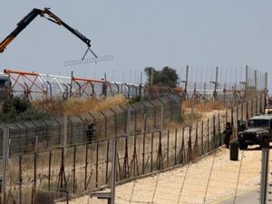 الجيش الاسرائيلي يزيل جدارا شائكا في قرية بلعين في الضفة الغربية
