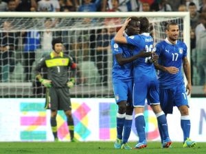 بالوتيلي يتلقى التهنئة من زميله ريكاردو مونتوليفو بعد التسجيل في مرمى بيتر تشيك