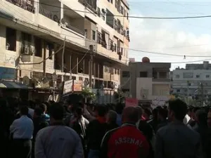 محتجون يتجمعون في مدينة بانياس السورية 
