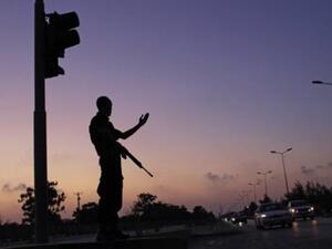 احد افراد شرطة الطوارئ ينظم حركة السير في مدينة بنغازي معقل الثوار في ليبيا