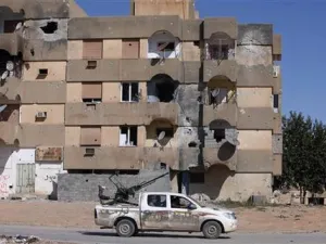 ارشيف/مشهد من الدمار الذي خلفته المواجهات بين قوات الثوار وانصار القذافي في بني وليد