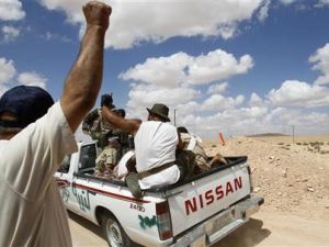 مقاتل تابع للمجلس الانتقالي يلوح عقب اعتقال جنود تابعين للقذافي قرب بني وليد