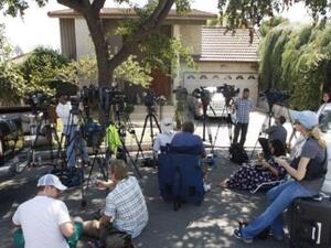 وسائل الاعلام امام منزل في كاليفورنيا يعتقد انه للشخص الذي كان وراء صناعة الفيلم
