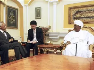 الرئيس السوداني عمر حسن البشير (الى اليمين) يستقبل المبعوث الصيني الخاص الى السودان 
