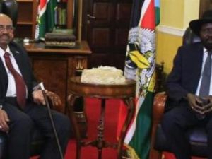 سلفا كير رئيس جنوب السودان (يمينا) والرئيس السوداني عمر حسن البشير في جوبا