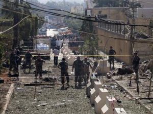 جنود في موقع انفجار قنبلة بالقرب من السفارة الايرانية في بيروت
