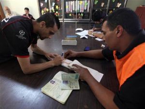 رجل يسجل في قوائم الناخبين في بنغازي