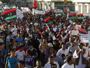 محتجون يشاركون في مسيرة بمدينة بنغازي
