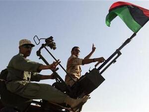 معارضان ليبيان يشاركان في عرض عسكري في بنغازي 
