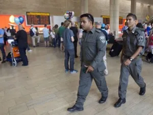 رجال امن اسرائيليون في مطار بن غوريون
