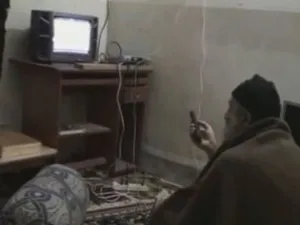 جانب من شريط الفيديو الذي بثته واشنطن لزعيم القاعدة بن لادن 