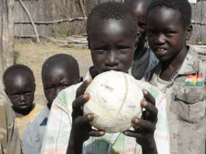 صورة نشرتها الامم المتحدة في 5 كانون الثاني/يناير 2012 لاطفال نازحين في بيبور بولاية جونقلي بعد اعمال عنف قبلية
