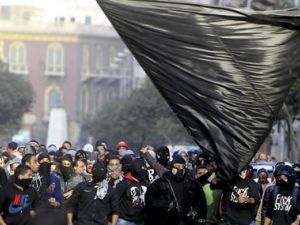 عناصر من جماعة بلاك بلوك في ميدان التحرير
