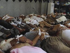 جثث مؤيدين للرئيس المصري المعزول محمد مرسي ملقاة على الارض في المستشفى الميداني بمسجد رابعة العدوية بمدينة نصر
