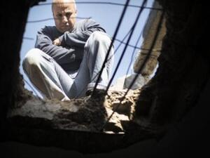 فلسطيني تعرض منزله للقصف في جباليا
